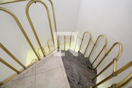 Casa à venda com 250m², 4 quartos e 2 vagasEscada