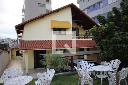 Casa à venda com 420m², 5 quartos e 6 vagasQuintal