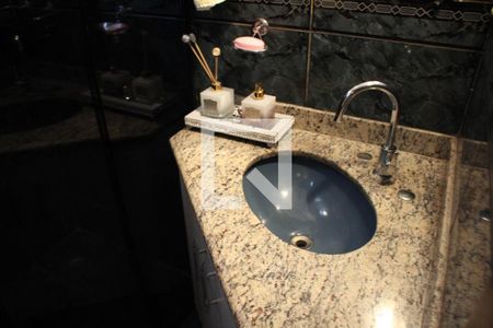 Casa à venda com 420m², 5 quartos e 6 vagasBanheiro 1