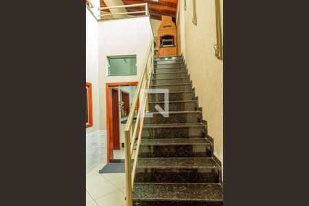 Casa para alugar com 280m², 3 quartos e 4 vagasEscadaria para piso superior