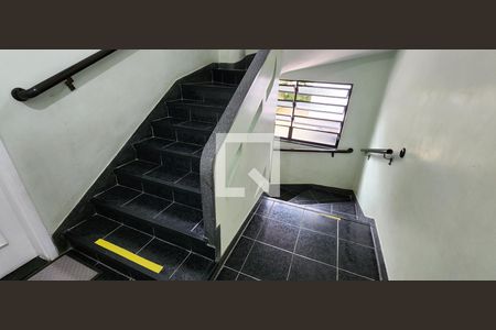 Apartamento para alugar com 70m², 2 quartos e sem vaga Apartamento para alugar com 70m², 2 quartos e sem vagaEscada