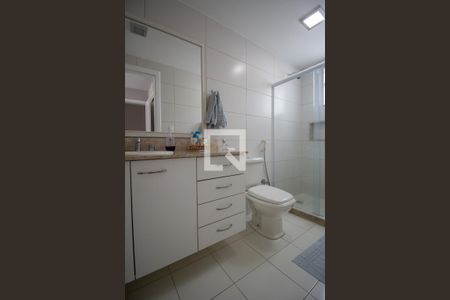 Apartamento para alugar com 243m², 3 quartos e 2 vagas Apartamento para alugar com 243m², 3 quartos e 2 vagasBanheiro da Suíte 1