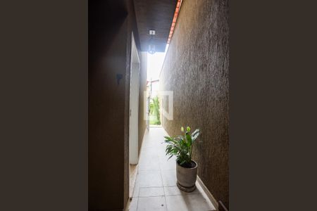 Corredor externo - entrada de casa de condomínio para alugar com 3 quartos, 140m² em Granja Viana, Cotia