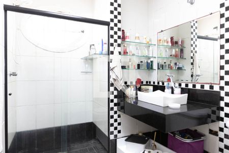 Casa à venda com 253m², 3 quartos e 7 vagasBanheiro do Quarto 1