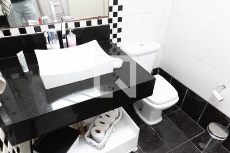 Casa à venda com 253m², 3 quartos e 7 vagasBanheiro do Quarto 1