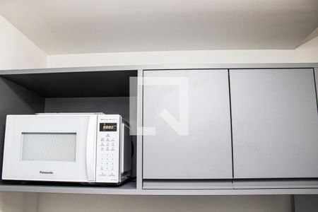 Cozinha, armário superior e microondas  de kitnet/studio para alugar com 1 quarto, 22m² em Indianópolis, São Paulo