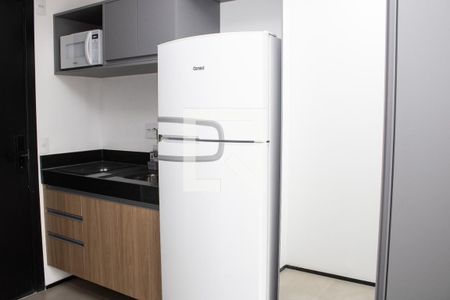 Cozinha, geladeira, armários  de kitnet/studio para alugar com 1 quarto, 22m² em Indianópolis, São Paulo