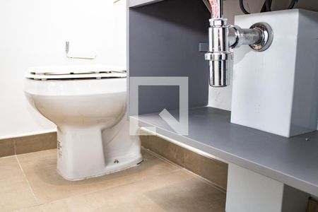 Banheiro, Nichos e louça sanitária  de kitnet/studio para alugar com 1 quarto, 22m² em Indianópolis, São Paulo