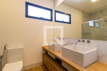 Casa de condomínio à venda com 383m², 4 quartos e 4 vagasBanheiro da suíte 2