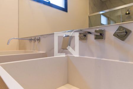 Casa de condomínio à venda com 383m², 4 quartos e 4 vagasBanheiro da suíte 2