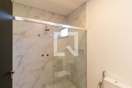 Casa de condomínio à venda com 383m², 4 quartos e 4 vagasBanheiro da suíte 2