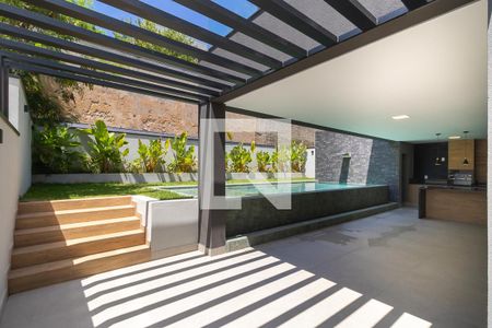 Casa de condomínio à venda com 383m², 4 quartos e 4 vagasQuintal