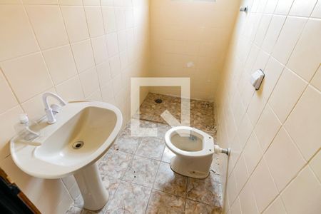 Banheiro de casa para alugar com 2 quartos, 50m² em Jardim Mirna, Taboão da Serra