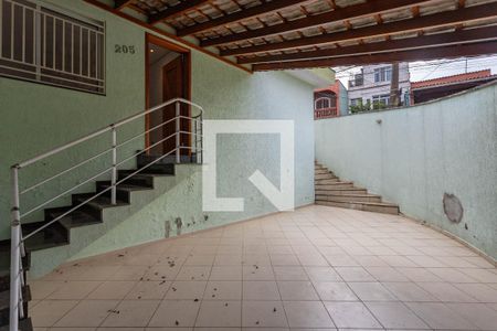 Casa para alugar com 220m², 2 quartos e 3 vagas Casa para alugar com 220m², 2 quartos e 3 vagasEntrada - garagem