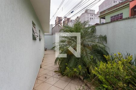 Casa para alugar com 220m², 2 quartos e 3 vagas Casa para alugar com 220m², 2 quartos e 3 vagasCorredor externo