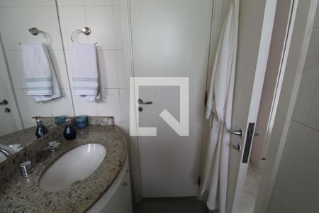 Apartamento à venda com 77m², 2 quartos e 1 vagaBanheiro da suíte um é canadense para a sala