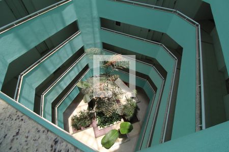 Apartamento à venda com 77m², 2 quartos e 1 vagaPrisma do prédio visto do corredor do apartamento