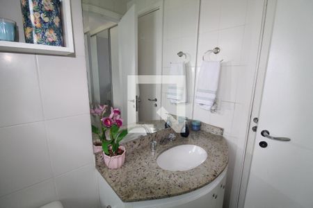 Apartamento à venda com 77m², 2 quartos e 1 vagaBanheiro da suíte um é canadense para a sala