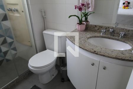 Banheiro da suíte um é canadense para a sala de apartamento à venda com 2 quartos, 77m² em Barra da Tijuca, Rio de Janeiro