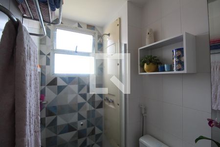 Banheiro da suíte um é canadense para a sala de apartamento à venda com 2 quartos, 77m² em Barra da Tijuca, Rio de Janeiro