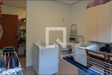 Casa de condomínio à venda com 300m², 5 quartos e 1 vaga Casa de condomínio à venda com 300m², 5 quartos e 1 vagaÁrea de Serviço