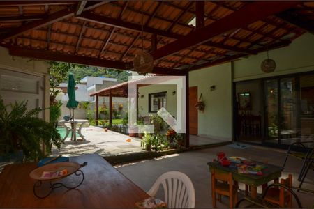 Casa de condomínio à venda com 300m², 5 quartos e 1 vaga Casa de condomínio à venda com 300m², 5 quartos e 1 vagaÁrea comum