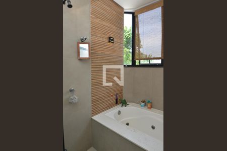 Casa de condomínio à venda com 300m², 5 quartos e 1 vaga Casa de condomínio à venda com 300m², 5 quartos e 1 vagaBanheiro da Suíte 1