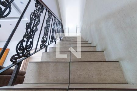 Escada de casa à venda com 3 quartos, 210m² em Vila Buenos Aires, São Paulo