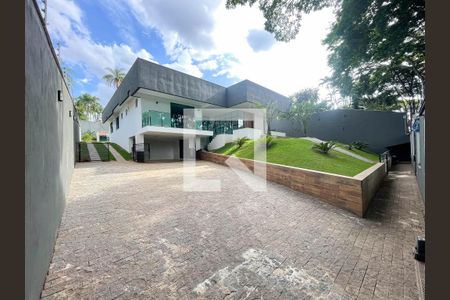 Casa à venda com 400m², 4 quartos e 7 vagasFachada e garagem 