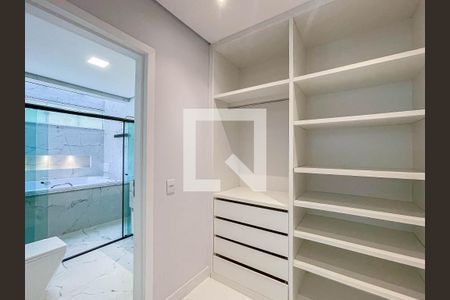 Casa à venda com 400m², 4 quartos e 7 vagasCloset da suíte master