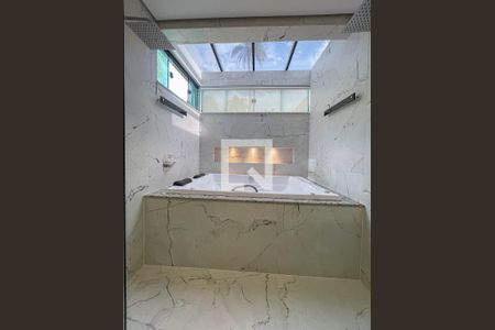 Casa à venda com 400m², 4 quartos e 7 vagasBanheiro da suíte master 