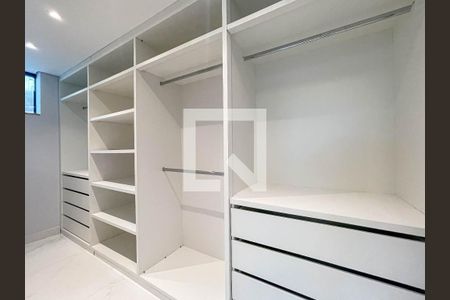 Casa à venda com 400m², 4 quartos e 7 vagasCloset da suíte 1 