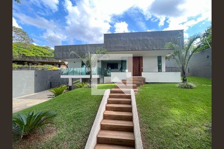 Casa à venda com 400m², 4 quartos e 7 vagasFachada