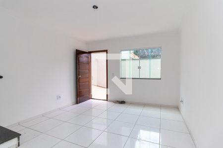Sala de casa de condomínio à venda com 2 quartos, 50m² em Vila Carmosina, São Paulo