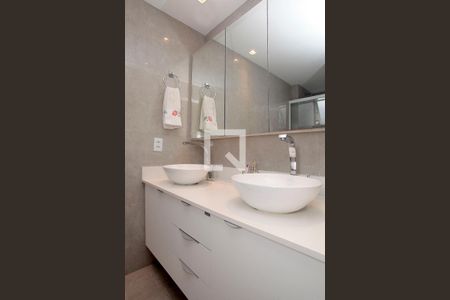 Apartamento para alugar com 235m², 3 quartos e 2 vagasBanheiro Quarto 1 Suíte