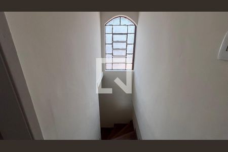 Casa para alugar com 140m², 3 quartos e sem vagaEscada