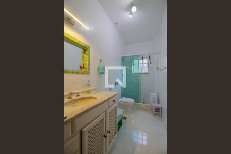 Casa à venda com 550m², 4 quartos e 5 vagasBanheiro da Suite da Casa de hóspedes 