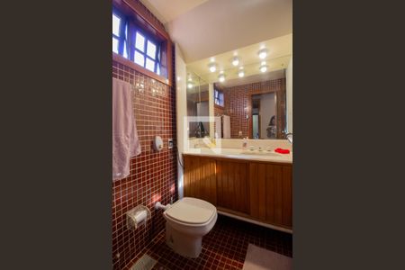 Casa à venda com 550m², 4 quartos e 5 vagasBanheiro da Suíte 2