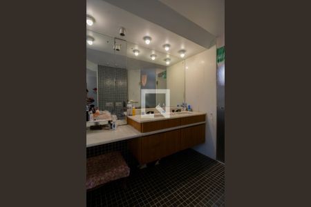 Casa à venda com 550m², 4 quartos e 5 vagasBanheiro da Suíte 1