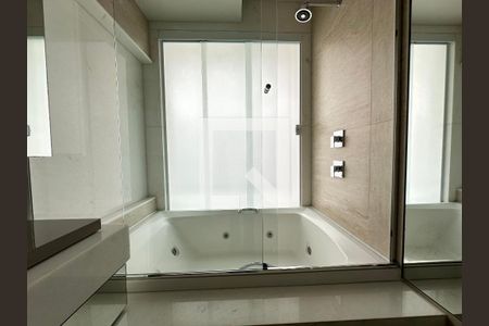 Apartamento à venda com 350m², 4 quartos e 4 vagas Apartamento à venda com 350m², 4 quartos e 4 vagasBanheiro 2
