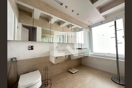 Apartamento à venda com 350m², 4 quartos e 4 vagas Apartamento à venda com 350m², 4 quartos e 4 vagasBanheiro 2
