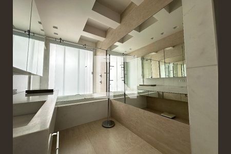 Apartamento à venda com 350m², 4 quartos e 4 vagas Apartamento à venda com 350m², 4 quartos e 4 vagasBanheiro 2
