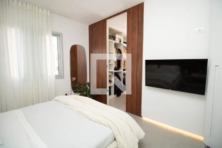 Suite, TV e acesso ao closet  de apartamento à venda com 1 quarto, 56m² em Moema, São Paulo