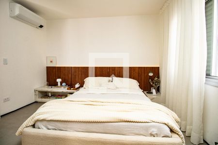 Suite, cama de casal, cabeceira, mesas de canto  de apartamento à venda com 1 quarto, 56m² em Moema, São Paulo