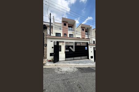 Casa à venda com 110m², 3 quartos e 2 vagas Casa à venda com 110m², 3 quartos e 2 vagasFachada