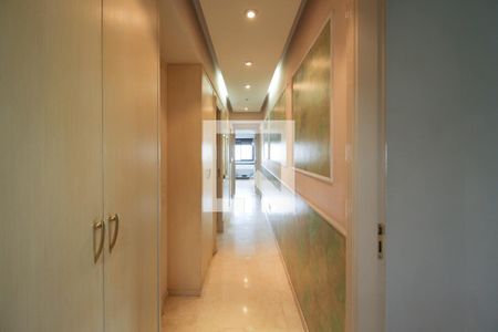 Apartamento à venda com 228m², 4 quartos e 4 vagasCorredor