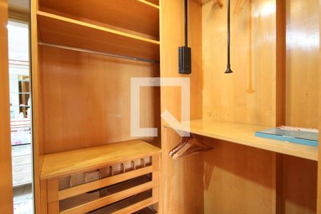 Apartamento à venda com 228m², 4 quartos e 4 vagasCloset do quarto
