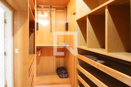 Apartamento à venda com 228m², 4 quartos e 4 vagasCloset do quarto