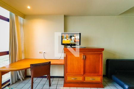Quarto - detalhe do armário, escrivaninha e tv de apartamento para alugar com 1 quarto, 37m² em Centro, Jaboatão dos Guararapes