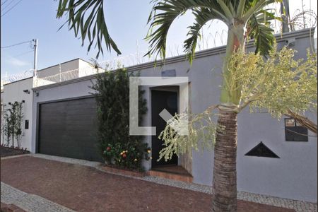 Casa para alugar com 250m², 3 quartos e 3 vagasFachada